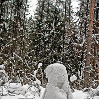 Снежные скульптуры людей в лесу. :: Валерий. Талбутдинов.