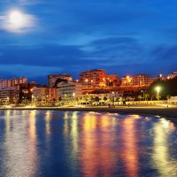 луна над ночным приморским городом Коста Бланка Испания :: Павел 