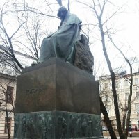 Памятник Н.В. Гоголю у дома-музея на Никитском бульваре :: Владимир Прокофьев