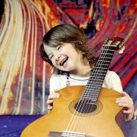 Девочка с гитарой :: Эльмира Грабалина