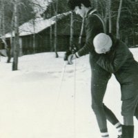 На уроке физкультыры в 1981 г. Одни лыжи на двоих. :: Сергей 