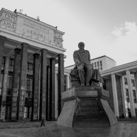 памятник Ф.М.Достоевскому перед библиотекой РГБ (бывшая Ленинка) :: елена брюханова