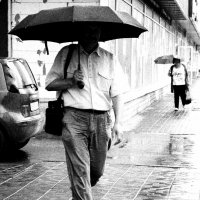 Человек с зонтиком :: Anna Vologina