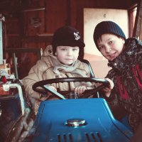 Первый урок вождения на тракторе. :: Людмила Юнченко