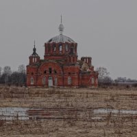 Село забыто, храм покинут... :: Юрий Морозов