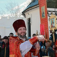 Батюшка окрапляет святой водой. :: Марина Шубина