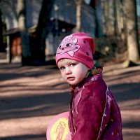 Дочка на прогулке в парке :: Марина Шубина