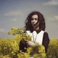 Портрет в желтых цветах :: Елена Черепицкая