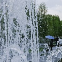 Брызги дождя и фонтана.. :: Сергей Яценко