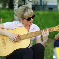 Девушка с гитарой. :: Юрий Шатыгин