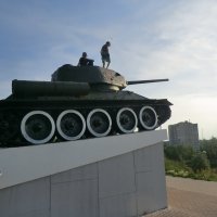 Воробей и танк... :: Владимир Павлов