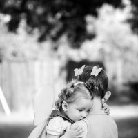 Больше, чем просто фото - маленькая девочка крепко обнимает своего родного братика... :: Артур Моргун