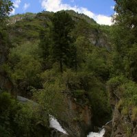 водопад у села Балыкча рядом с южным берегом Телецкого озера, Горный Алтай :: Дмитрий Кучеров