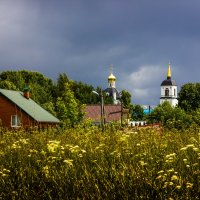 Вид с окраины на храм :: Владимир Буравкин