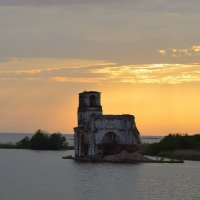 Руины у рукотворного моря :: Виктор Новиков