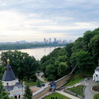 Вид на левый берег  Днепра с плато над пещерами Киево-Печерской лавры :: Elena Izotova