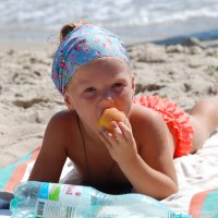 А на пляже персики вкуснее. :: Lara 