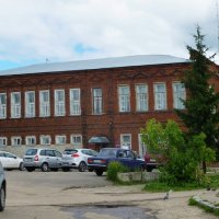 Здание бывшей женской гимназии - памятник градостроительства и архитектуры местного значения. :: Galina Leskova