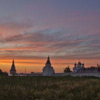 Рассвет в Иосифо-Волоцком монастыре :: Андрей Лукашенко