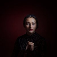 Портрет на красном фоне. :: Михаил Давыдов