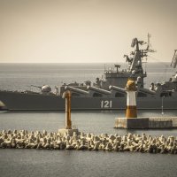 Ракетный крейсер в порту Сочи :: Сергей Наумов