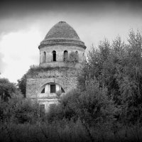 Кирпичная однокупольная церковь в стиле ампир с небольшой трапезной и колокольней :: Полина Бесчастнова
