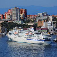 Круизный лайнер Pasific Venus покидает Владивосток. :: Александр Коряковцев