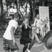 Танцы на бульваре. :: Евгений Поляков