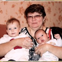 Счастливая бабуля с внучатами. :: Анатолий Ливцов