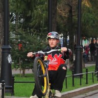 На велосипеде по городу :: Вера Моисеева