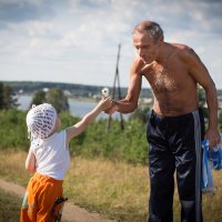 Цветочек для любимой внучки :: Георгий Бондаренко