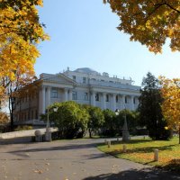 Елагин дворец в объятьях осени :: Вера Моисеева