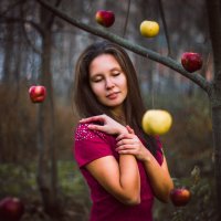 Девушка с яблоками :: Настенька Травкина