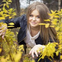 Девушка в желтых листьях :: Дарья Корюкина
