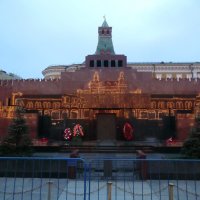 Мавзолей Ленина + отражение ГУМа... :: Владимир Павлов