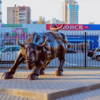 Скульптура быка.. :: Юрий Стародубцев