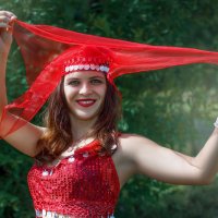 Танцовщица в красном наряде :: Людмила Лебедева