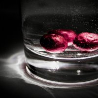 Cherryes on the cup of water :: Gor Yeghoyan