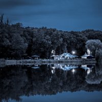 Ночное кафе у озера :: Игорь Вишняков