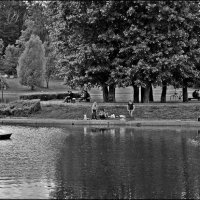 Отдых в парке на пруду :: Анатолий Цыганок
