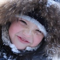 "...мальчик смотрит на снежинки-это, думает, смешинки!" :: Татьяна Гарина 