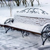 Снег на скамейке :: Henry 