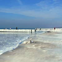 Прогулка по зимнему пляжу :: Сергей Карачин