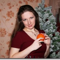 Девушка с мандарином. :: Анатолий Ливцов