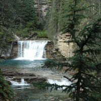 Дикий водопад в Скалистых горах Канады. :: Владимир Смольников