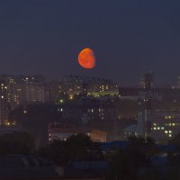 Восходящая Луна над засыпающим городом :: Владимир Максимов