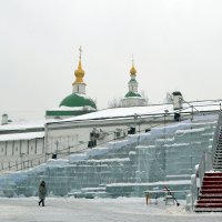 Ледяная горка у стен монастыря :: Владимир Болдырев