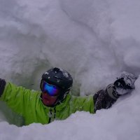 Брат на сноуборде, провалился в снежную яму. (Шерегеш) :: Илья Су-фу-дэ
