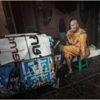 Случайный кадр.Уставший и задумчивый монах...Бангкок,Таиланд. :: Александр Вивчарик