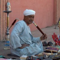 Уличный торговец в Луксоре :: Евгений Печенин